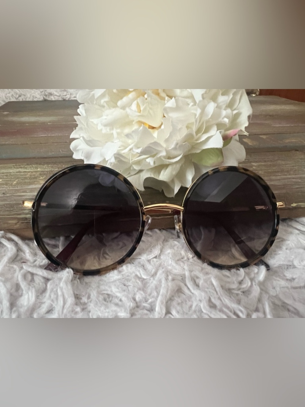Round Tortoiseshell Sunglasses with Gradient Lenses